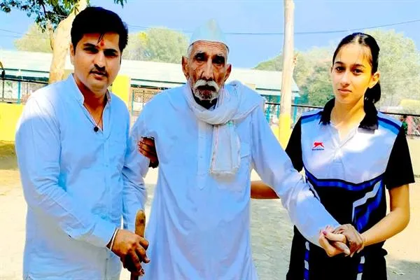 मतदान के प्रति बुजुर्गों में भी दिखा उत्साह, 103 वर्षीय श्री मांगीलाल ने किया मतदान मतदान के प्रति बुजुर्गों में भी दिखा उत्साह, 103 वर्षीय श्री मांगीलाल ने किया मतदान