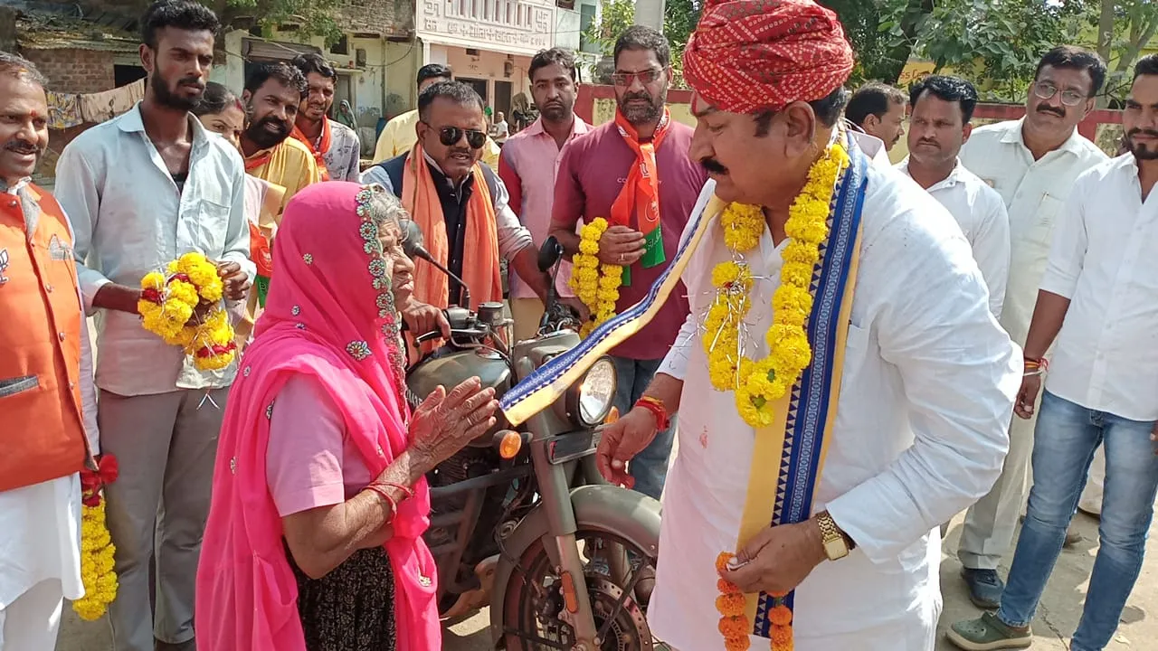 लैपटॉप साइकिल की सुविधा मिली, एक कदम और बढ़कर मुख्यमंत्री शिवराज द्वारा लाडली बेटियों को अच्छे नंबर लाने पर स्कूटी वितरण की- दिलीप सिंह परिहार