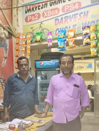 ईमानदारी की मिसाल बने नंदकिशोर पारवानी और रवि चावला, भूल से ज्यादा आई राशि पुनः लोटाई