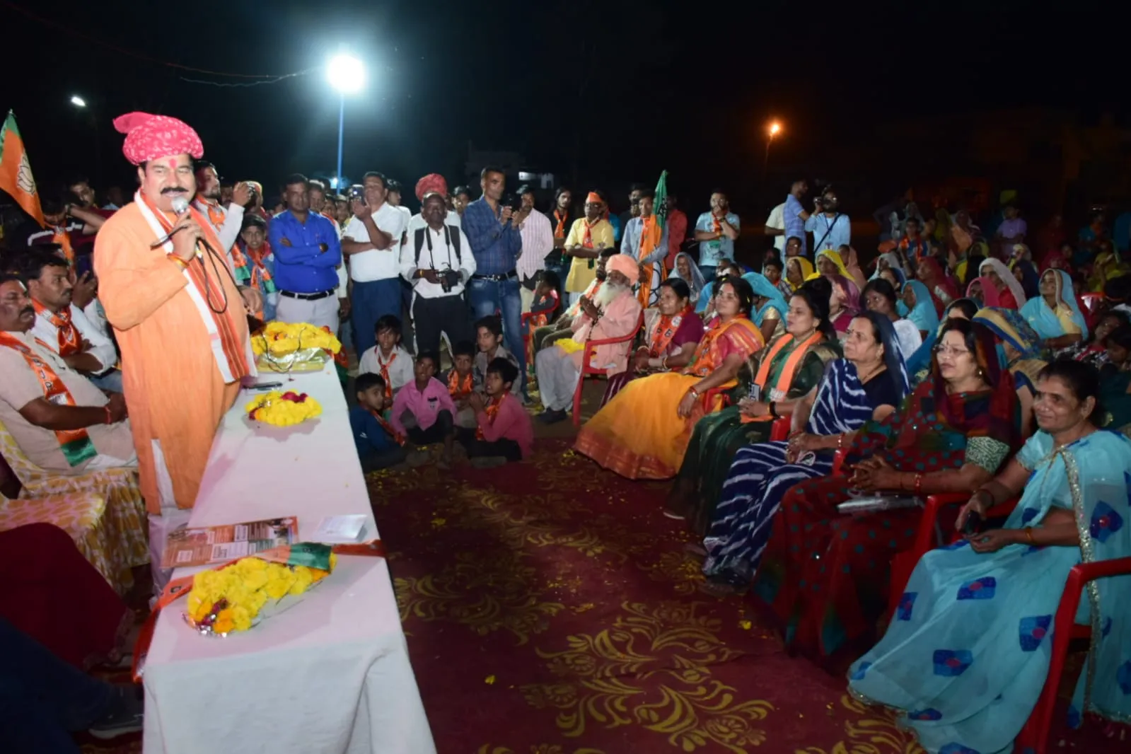 शिवराज जी ने श्रवण कुमार बन कर प्रदेश के बुजुर्गो को ट्रेन हवाई जहाज से कराई धार्मिक यात्राये