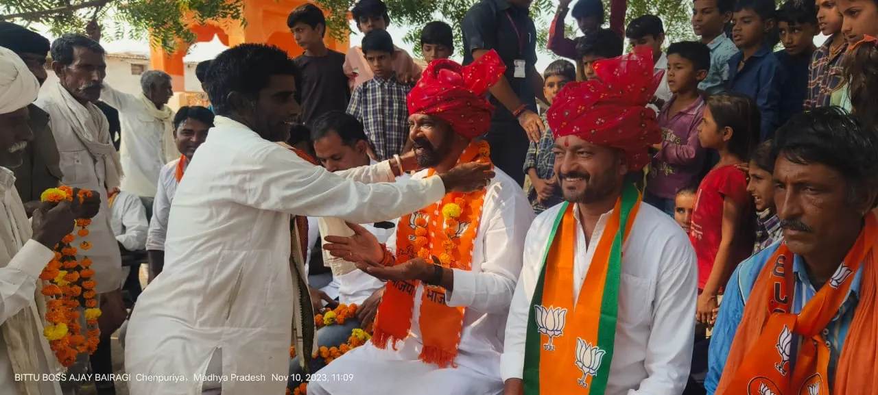 भाजपा की जनआशीर्वाद यात्रा पर जहां फेंके थे पत्थर वहां के ग्रामीणो ने विधायक पर बरसाएं फुले, रावली कुई की जनता के साथ चिता प्रोजेक्ट के नाम पर कोई अन्याय नही होगा ,कांग्रेस कर रही गुमराह – माधव मारू