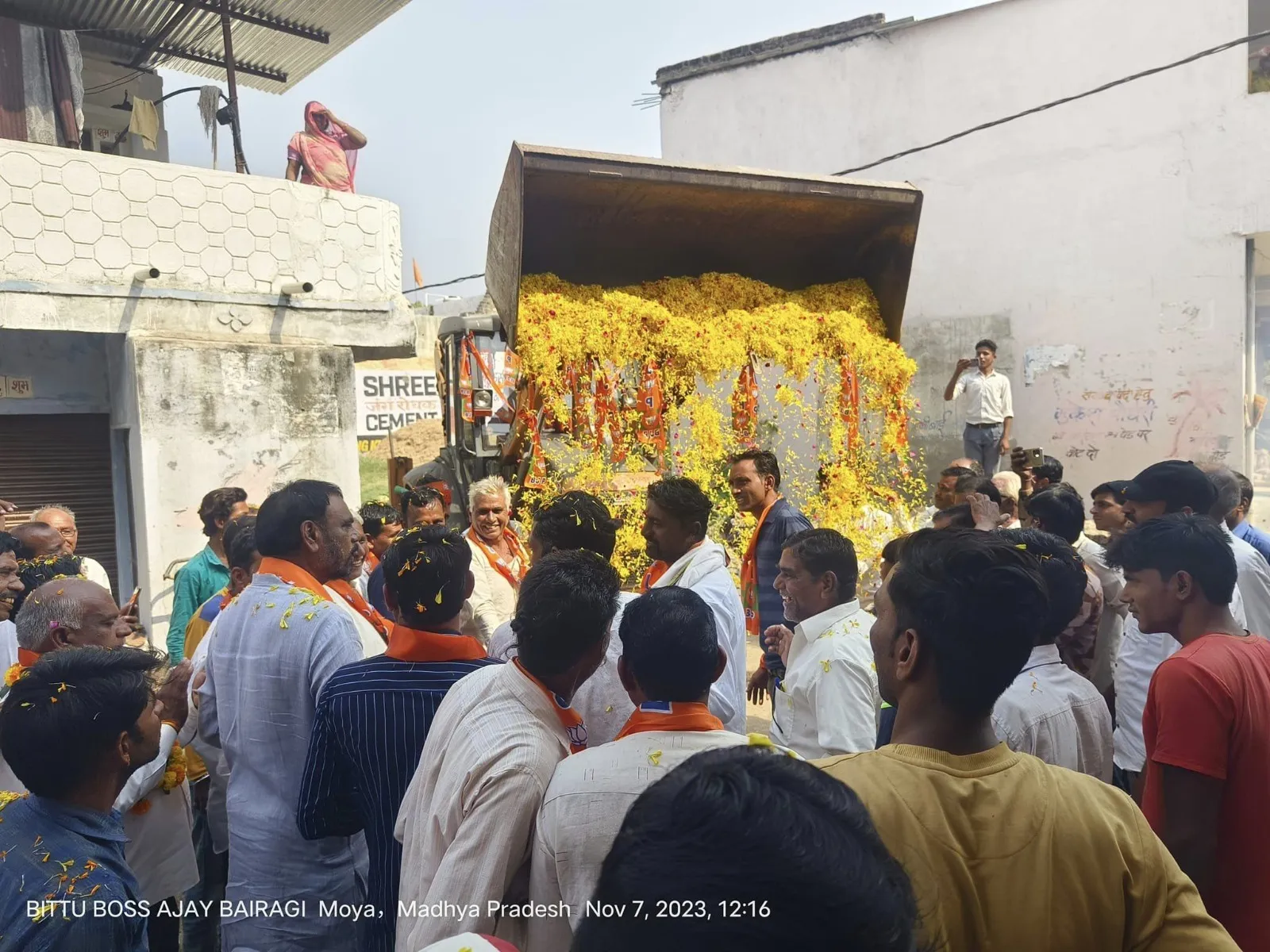 मोया में जनता ने खुले दिल से जेसीबी से पुष्पवर्षा कर भाजपा प्रत्याशी मारू का स्वागत किया और जीत का आशीर्वाद दिया