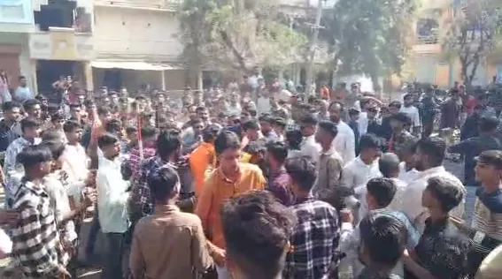 एक दूसरे पर पटाखे फेंकने की बात को लेकर विवाद, पुलिस ने संभाला मोर्चा, किया मामला शांत एक दूसरे पर पटाखे फेंकने की बात को लेकर विवाद, पुलिस ने संभाला मोर्चा, किया मामला शांत