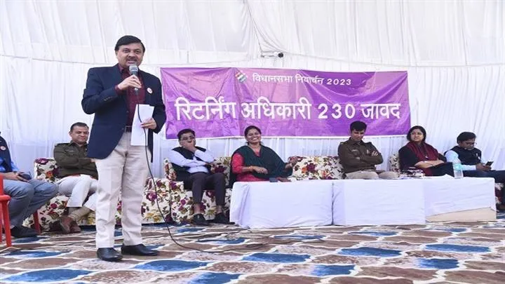 जिले की तीनों विधानसभा क्षेत्रों के 743 मतदान केन्द्रों के लिए सामग्री लेकर दल रवाना- शुक्रवार को होगा मतदान जिले की तीनों विधानसभा क्षेत्रों के 743 मतदान केन्द्रों के लिए सामग्री लेकर दल रवाना- शुक्रवार को होगा मतदान