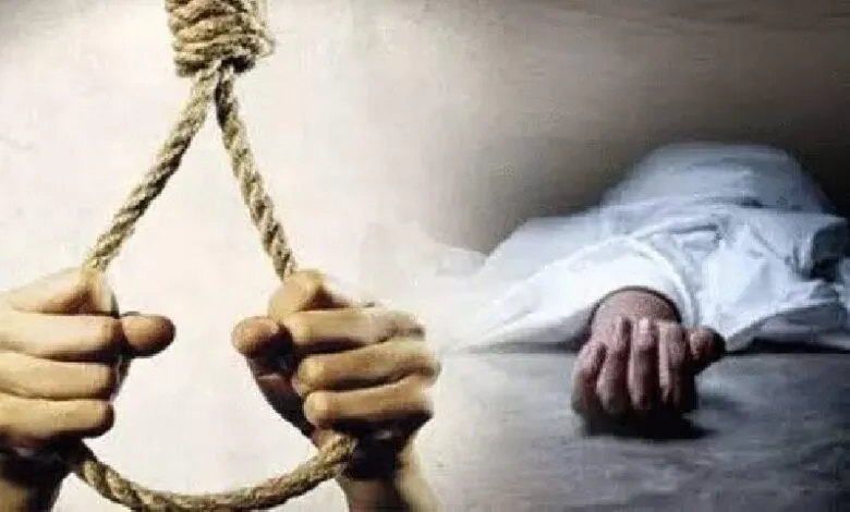 अज्ञात कारणों के चलते 23 वर्षीय युवक ने फांसी लगाकर की आत्महत्या अज्ञात कारणों के चलते 23 वर्षीय युवक ने फांसी लगाकर की आत्महत्या