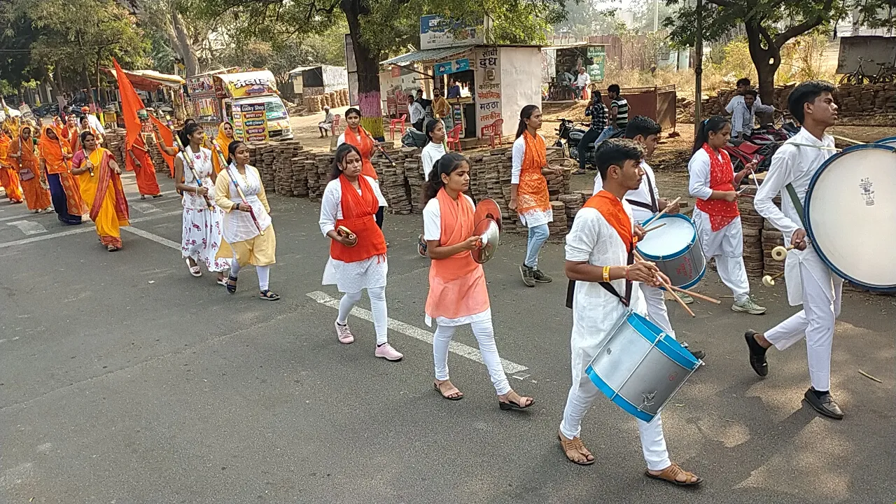 नारी शक्ति झांसी रानी से प्रेरणा लेकर संघर्षशील और आत्मनिर्भर बने -आरती जायसवाल,विश्व हिंदू परिषद की मातृ शक्ति, दुर्गा वाहिनी का निकला पंथ संचलन