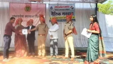 कलेक्‍टर श्री जैन ने बेस्‍ट एम्‍पलाई ऑफ दी मंथ पुरस्‍कार से 22 कर्मचारियों को किया सम्‍मानित