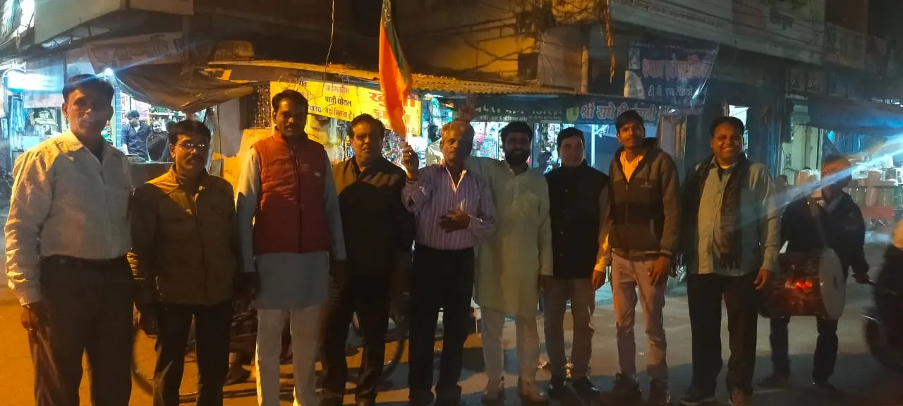 म.प्र के नए मुख्यमंत्री की घोषणा के बाद कल्याण कमलमय समर्थक समिति ने आतिशबाजी कर मिठाई बांटीं