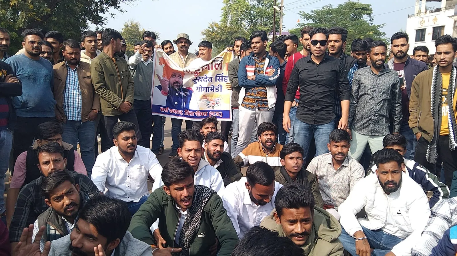 श्री रा.रा. करणी सेना रा.अध्यक्ष सुखदेव सिंह की हत्या के विरोध ओर दोषियों पर कार्यवाही की मांग, करणी सैनिकों ने किया चक्का जाम, 24 घण्टे का दिया अल्टीमेटम, नहीं तो नीमच बन्द के साथ राजमार्ग होगा जाम