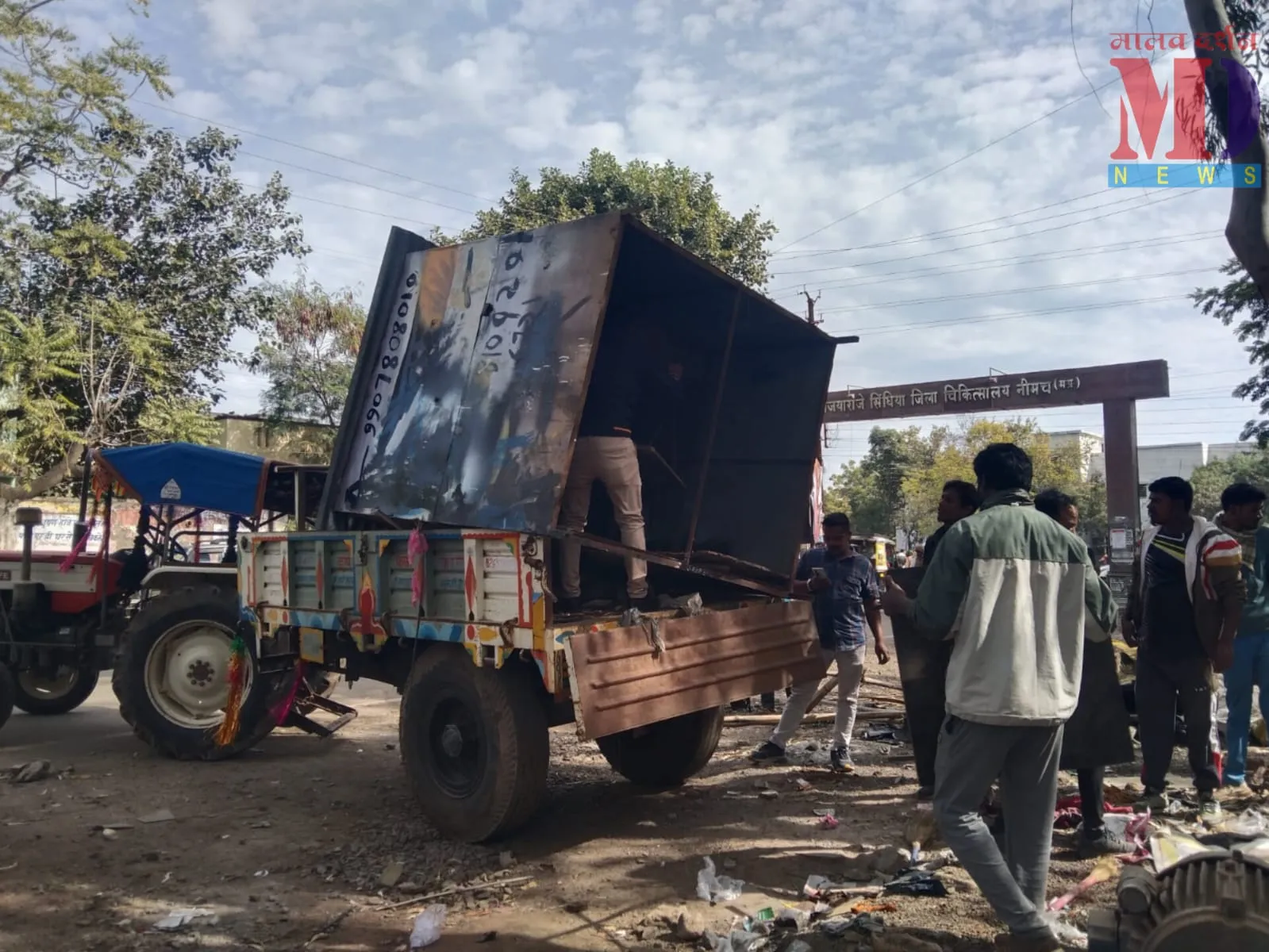 Collector’s Instructions कलेक्टर के निर्देश पर जिला व नपा प्रशासन ने चिकित्सालय के बाहर से हटाई गुमटियां, शासकीय भूमि को किया अतिक्रमण मुक्त Good 1