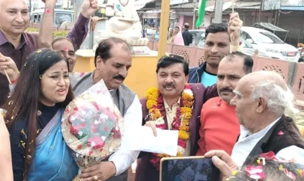 सैनिक कल्याण के लिए लकड़ी मंडी व्यवसाय संघ ने सशस्त्र झंडा दिवस पर 31350 रु की राशि प्रदान की, Good Job