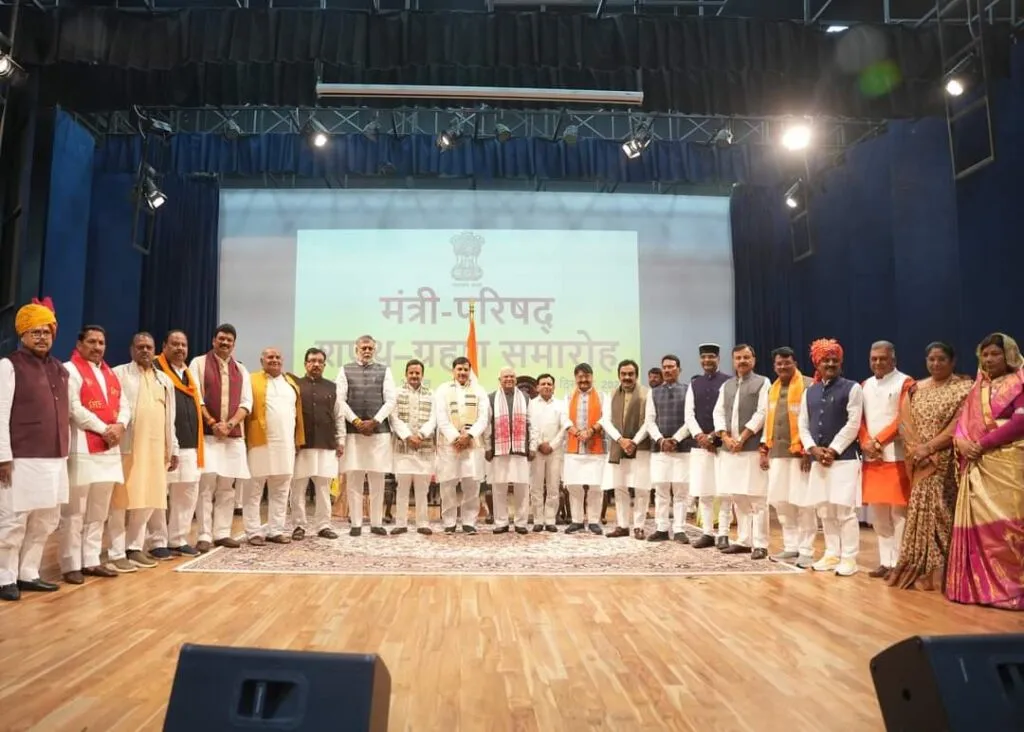 ministers took oath : मंत्रियों ने ली शपथ, शिवराज सरकार के 6 मंत्रियों को जगह, सिंधिया के 3 समर्थक को भी जगह; ​​​​​​​विजयवर्गीय, प्रहलाद समेत 18 कैबिनेट मंत्री, Congrats