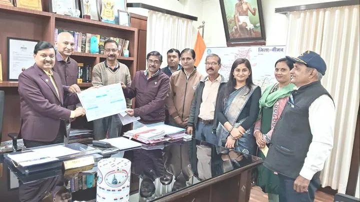 सैनिको के कल्याण के लिए आर्थिक सहयोग के प्रति जिले में अपार उत्साह, उपखण्ड जावद की ओर से भेंट की 10 लाख 10 हजार रूपये की सहयोग राशि सैनिको के कल्याण के लिए आर्थिक सहयोग के प्रति जिले में अपार उत्साह, उपखण्ड जावद की ओर से भेंट की 10 लाख 10 हजार रूपये की सहयोग राशि