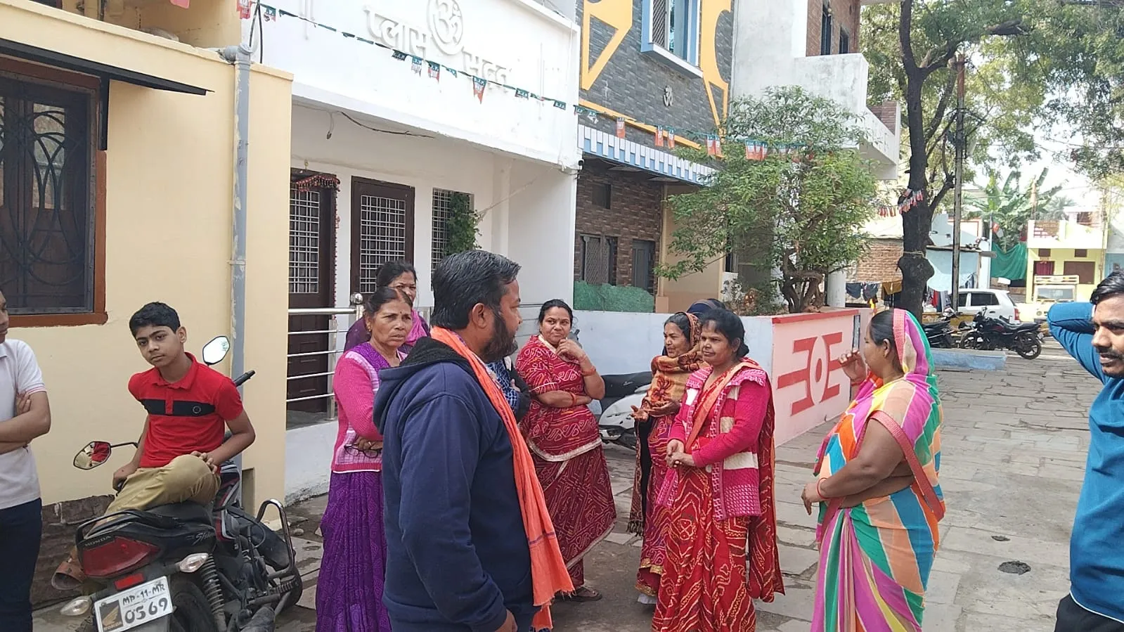 सीसी रोड निर्माण हेतु लेआउट लेने पहुंचा नपा का अमला लोटा बैरंग, अतिक्रमण कर्ताओ ने दर्ज कराया विरोध, Public Oppose No1