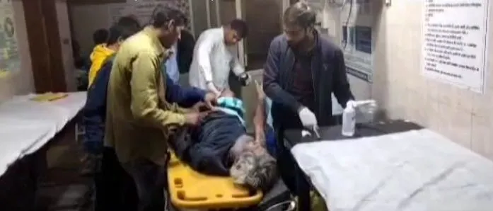 बीड़ी पीने का नुकसान : बिस्तर पर गिरी जलती हुई माचिस की तीली, 60 वर्षीय बुज़ुर्ग गंभीर झुलसे, प्राथमिक उपचार के बाद किया रेफर So Sad