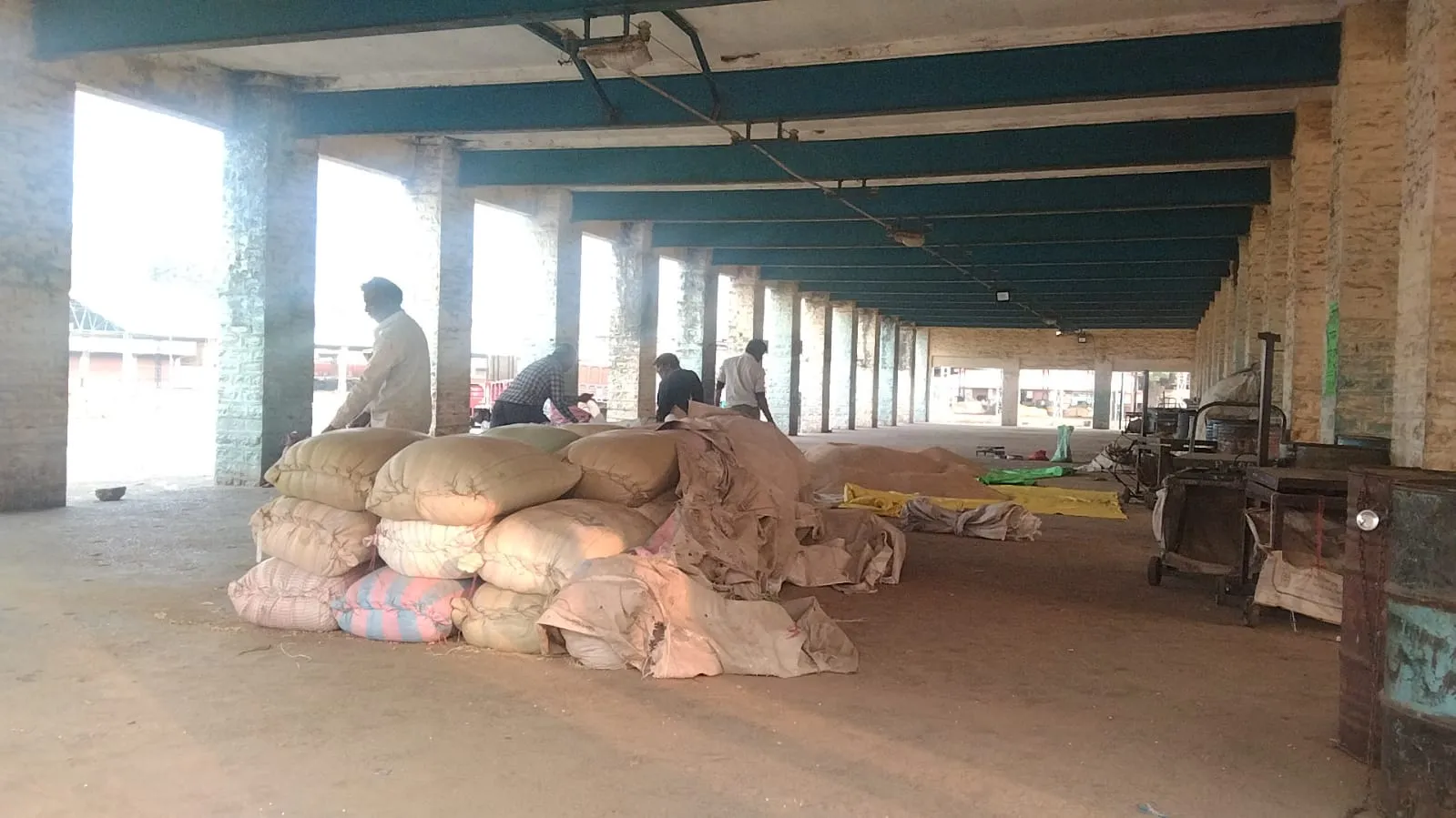 नीमच कृषि उपज मंडी बन्द असमंजस के चलते में कृषि जिंसों की आवक रही कम