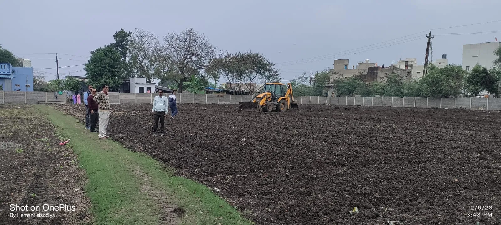 नगरपालिका अमले ने बगीचा नं. 12 में की कार्यवाही, खेत में चली जैसीबी