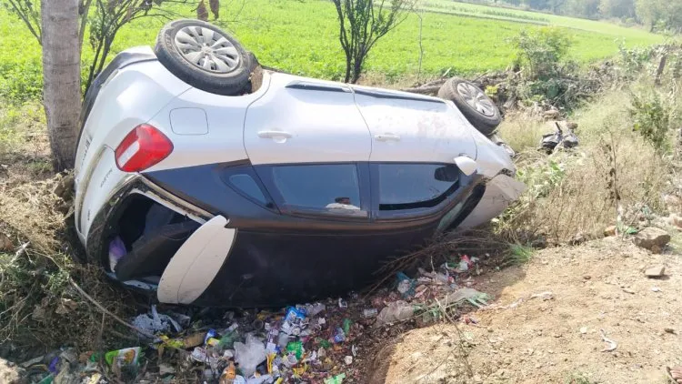 नीमच रोड पर हुआ हादसा खाई में गिरी कार, 1 की मौत Oh My God नीमच रोड पर हुआ हादसा खाई में गिरी कार, 1 की मौत Oh My God