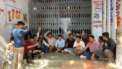 रामपुरा महाविद्यालय में छात्रों इतना रोष की लगा डाला गेट पर ताला, प्रोफेसरों की मनमानी के खिलाफ की जमकर नारेबाजी रामपुरा महाविद्यालय में छात्रों इतना रोष की लगा डाला गेट पर ताला, प्रोफेसरों की मनमानी के खिलाफ की जमकर नारेबाजी