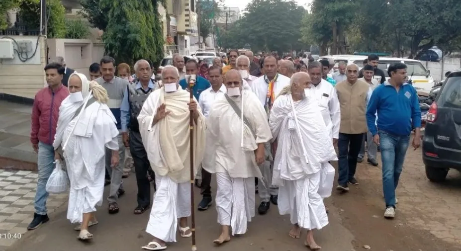  श्री विजयमुनि जी आदि ठाना का चौकन्ना बालाजी मंदिर पर योगीराज रंजन स्वामीजी के द्वारा भव्य स्वागत किया गया