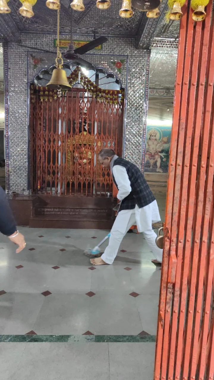  Cleaning The Temples मंदिरों की साफ सफाई में सहभागिता की सांसद सुधीर गुप्ता Good News 1
