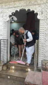 Cleaning The Temples मंदिरों की साफ सफाई में सहभागिता की सांसद सुधीर गुप्ता Good News 1 3 Cleaning The Temples मंदिरों की साफ सफाई में सहभागिता की सांसद सुधीर गुप्ता Good News 1