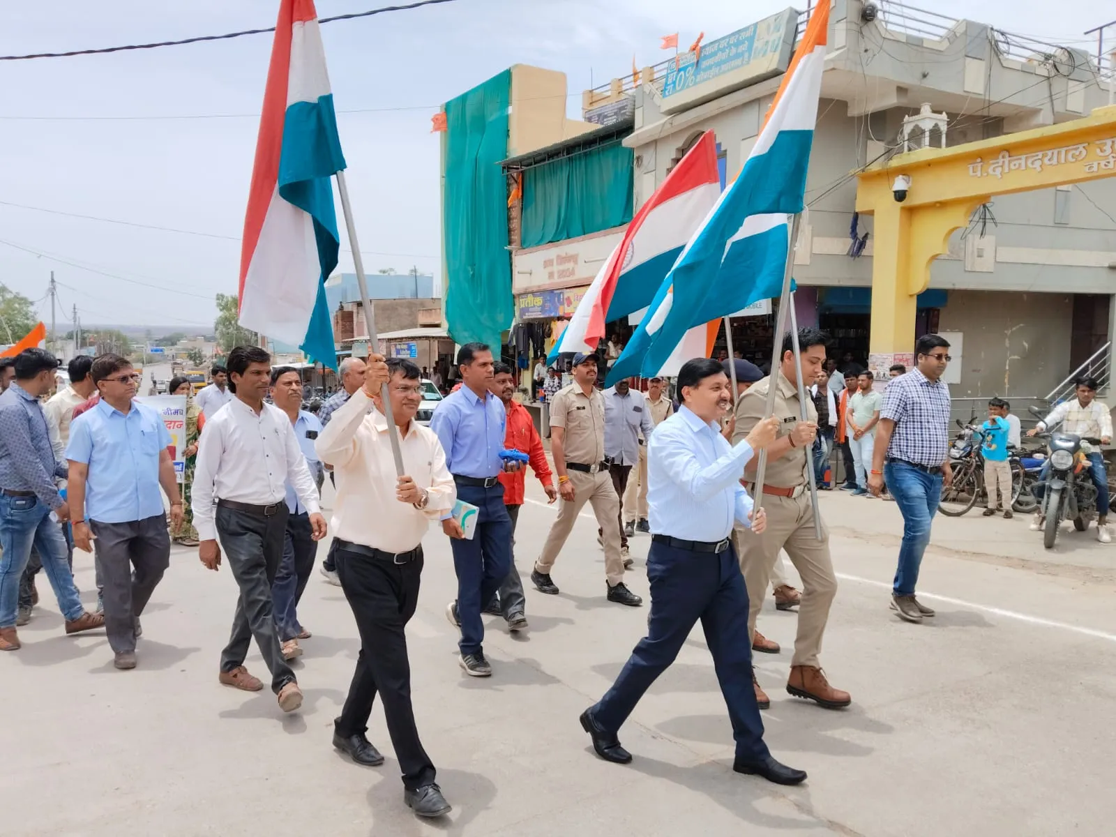 नगर परिषद् रतनगढ़ में मतदाता जागरूकता महारैली का हुआ आयोजन, कलेक्टर ने थामा हाथ में तिरंगा और निकल पड़े सड़को पर, पढ़िये पूरी खबर