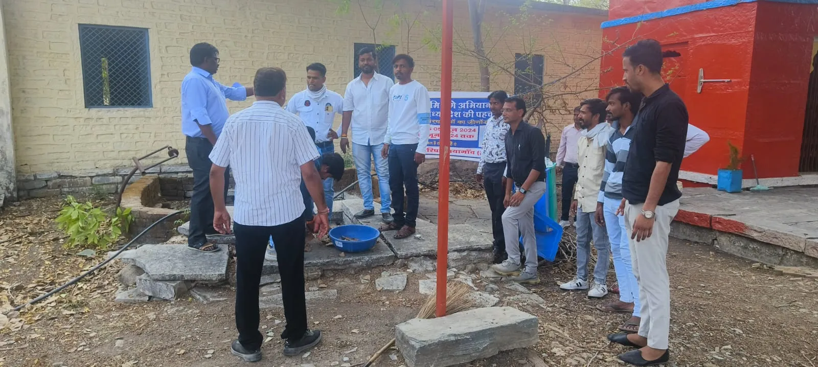 नयागांव में नमामि गंगे अभियान के तहत बावडी की साफ सफाई कार्य