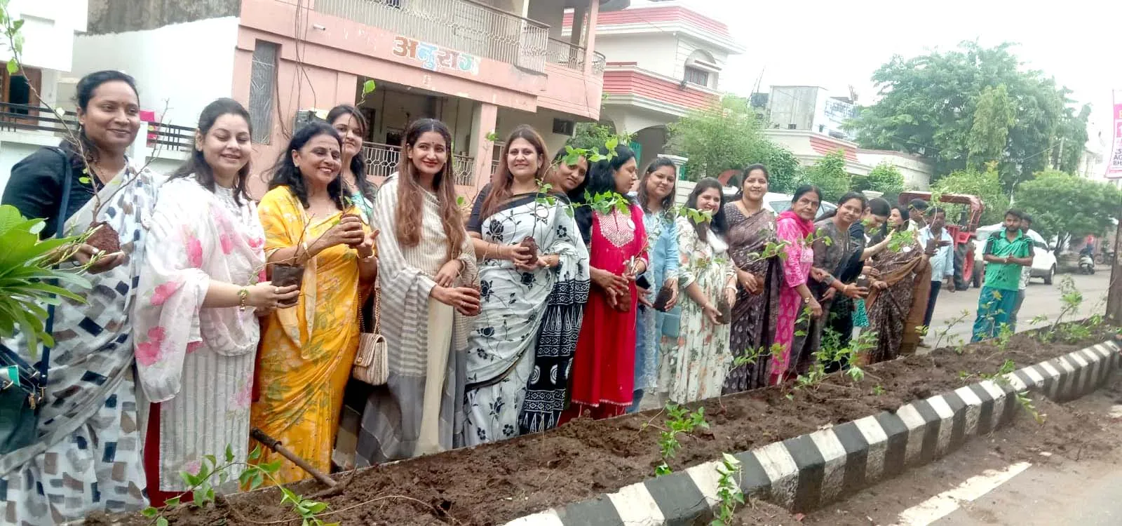 नपाध्‍यक्ष श्रीमती चौपड़ा के नेतृत्‍व में ‘जीटो’ संस्‍था की महिलाओं ने किया पौधारोपण