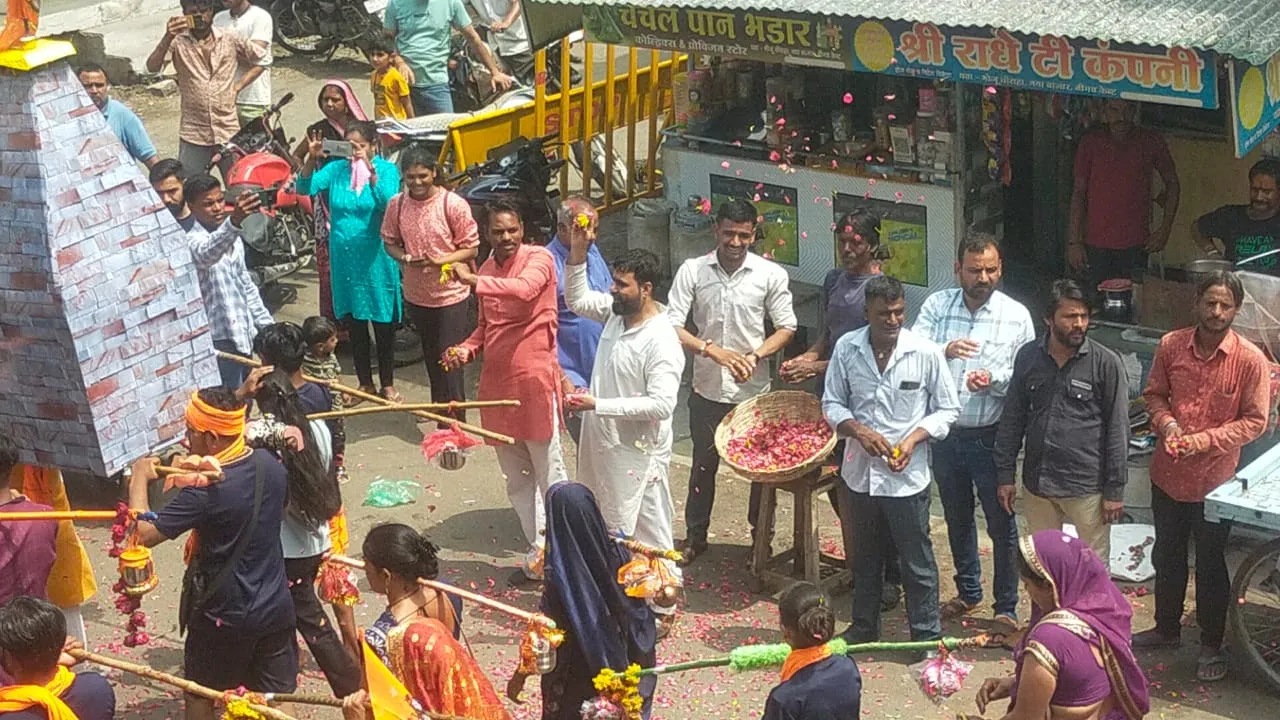 कल्याण कमलमय समर्थक समिति ने किया कांवड़ यात्रा का पुष्प वर्षा कर स्वागत Good News No 1