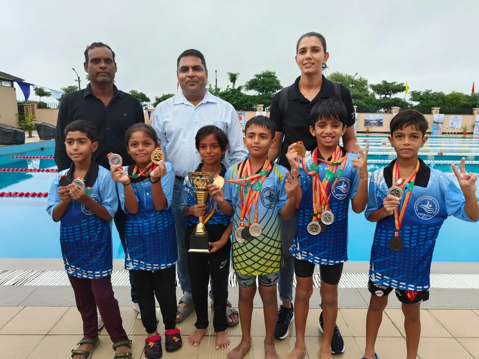 नन्हे तैराकों ने स्टेट स्पर्धा में दिखाई प्रतिभा, जीते 17 मैडल