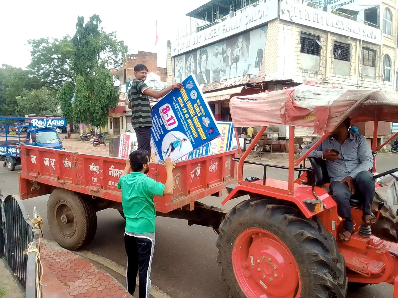 डिप्‍टी कलेक्‍टर श्री धार्वे के नेतृत्‍व में नपा की कार्यवाही