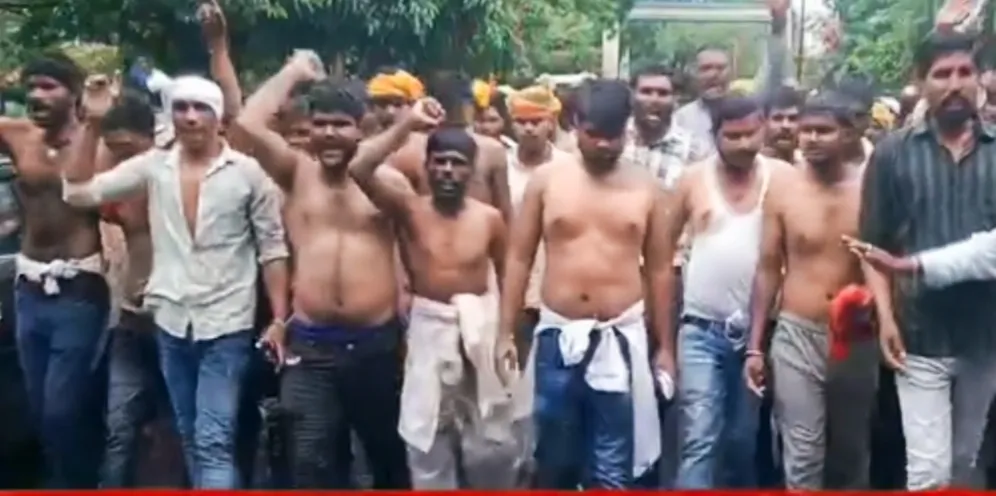 महापुरषो का साइन बोर्ड उखाड़ने के विरोध में सर्व आदिवासी संगठन ने किया कलेक्टर कार्यालय का घेराव, सोपा ज्ञापन