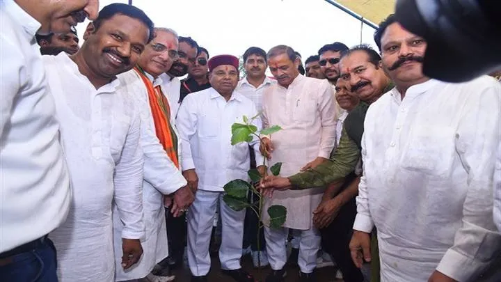 कर्नाटक के राज्यपाल श्री गेहलोत ने एक पेड मॉ के नाम अभियान के तहत मनासा में किया पौधारोपण कर्नाटक के राज्यपाल श्री गेहलोत ने एक पेड मॉ के नाम अभियान के तहत मनासा में किया पौधारोपण