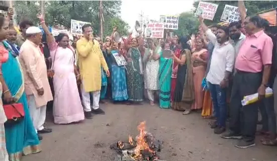 स्मार्ट मीटर के विरोध में जीप सदस्य बाहेती के नेतृत्व में हुआ जन आंदोलन,रोड़ जाम कर किया प्रदर्शन,जलाए मीटर व बिजली बिल,सोपा ज्ञापन स्मार्ट मीटर के विरोध में जीप सदस्य बाहेती के नेतृत्व में हुआ जन आंदोलन,रोड़ जाम कर किया प्रदर्शन,जलाए मीटर व बिजली बिल,सोपा ज्ञापन