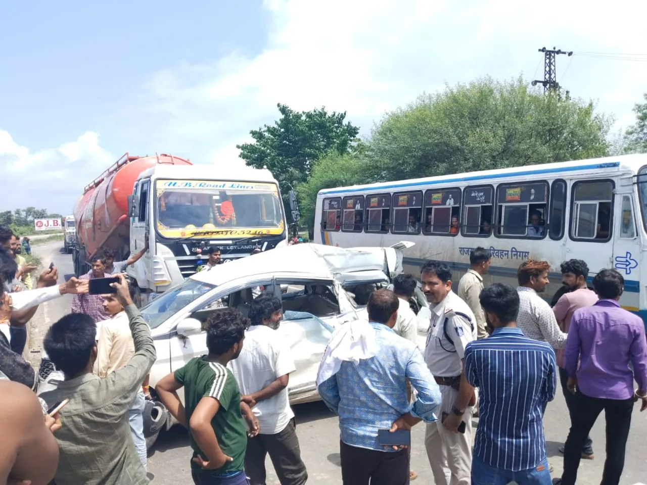 नीमच केंट थाने की पुलिस टीम में शामिल पुलिस अधिकारी सड़क दुर्घटना में बाल बाल बचे