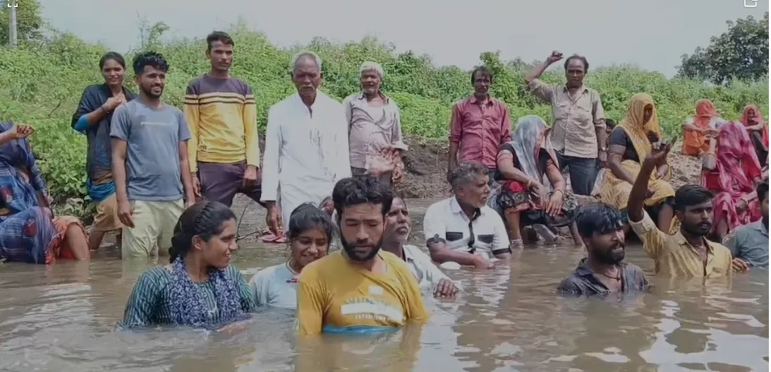 सड़क निर्माण सहित अन्य समस्याओं के निराकरण की मांग, ग्रामीणों ने शुरू किया जल सत्याग्रह आंदोलन