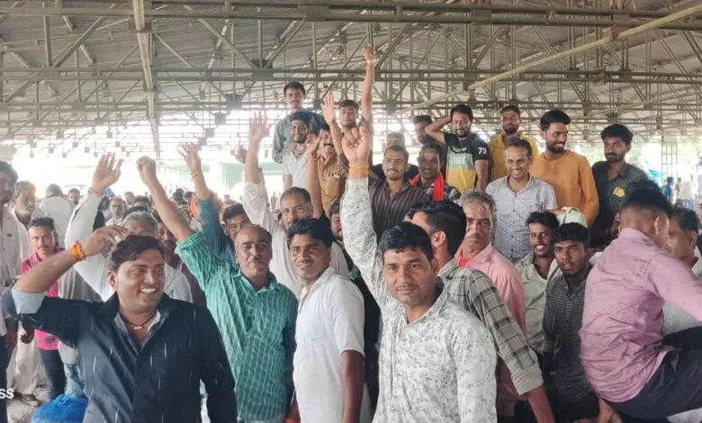 नीमच मंडी में चाइना लहसुन का विरोध,मंगलवार को व्यापारी नही लेंगे नीलामी में भाग नीमच मंडी में चाइना लहसुन का विरोध,मंगलवार को व्यापारी नही लेंगे नीलामी में भाग