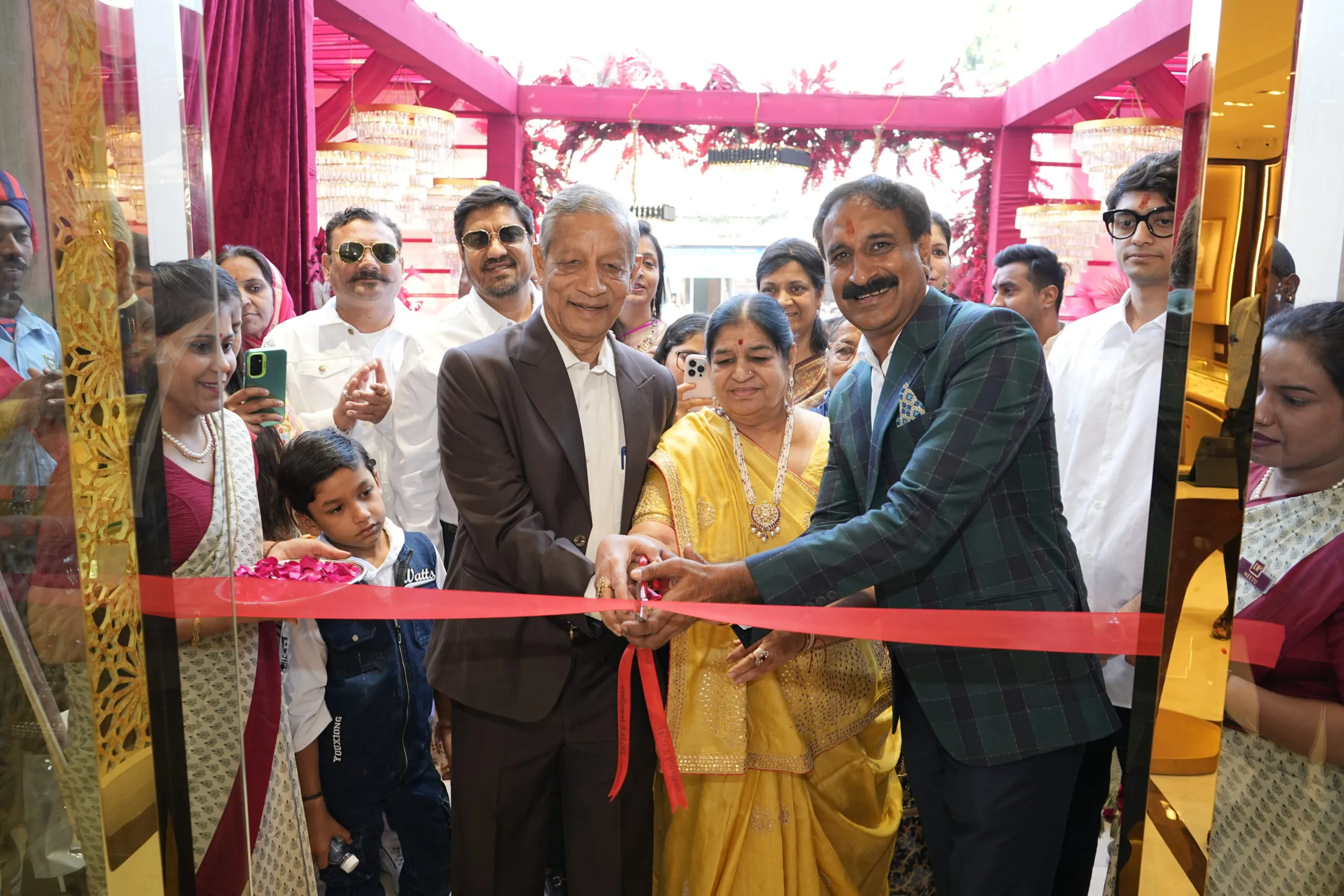 नीमच शहर में शानदार प्रतिसाद के साथ हुआ डी. पी. ज्वेलर्स का भव्य शुभारंभ