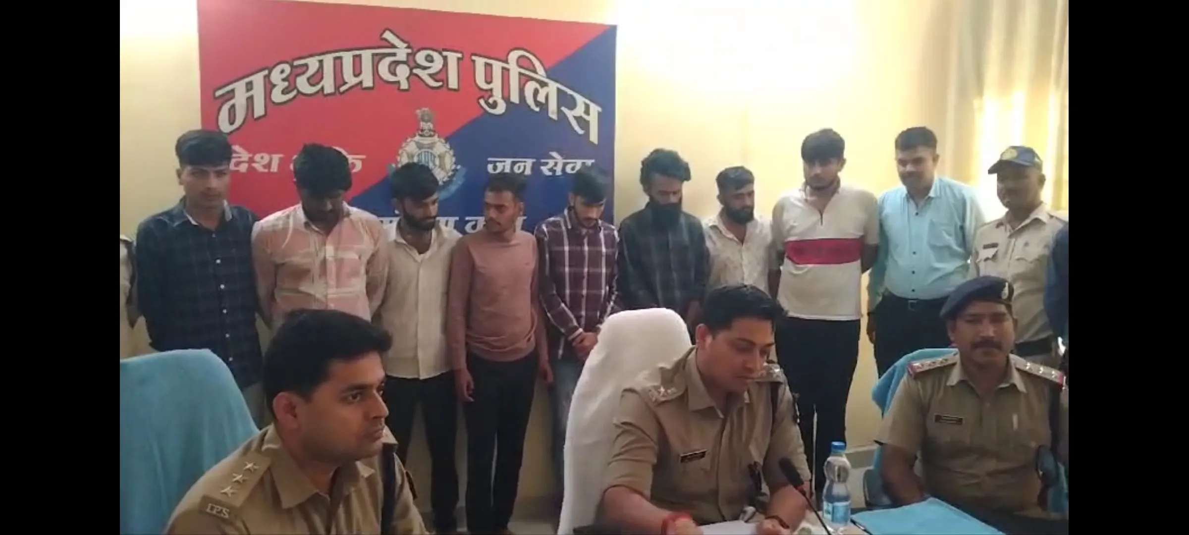 फॉरेक्स इन्वेस्टमेंट के नाम पर सायबर ठगी करने वाले गिरोह का पर्दाफाश, गैंग के 9 आरोपी गिफ्तार,11 लाख से अधिक राशि इलेक्ट्रॉनिक उपरण सहित मोबाइल जप्त, बघाना पुलिस व सायबर सेल ने की कार्यवाही फॉरेक्स इन्वेस्टमेंट के नाम पर सायबर ठगी करने वाले गिरोह का पर्दाफाश, गैंग के 9 आरोपी गिफ्तार,11 लाख से अधिक राशि इलेक्ट्रॉनिक उपरण सहित मोबाइल जप्त, बघाना पुलिस व सायबर सेल ने की कार्यवाही