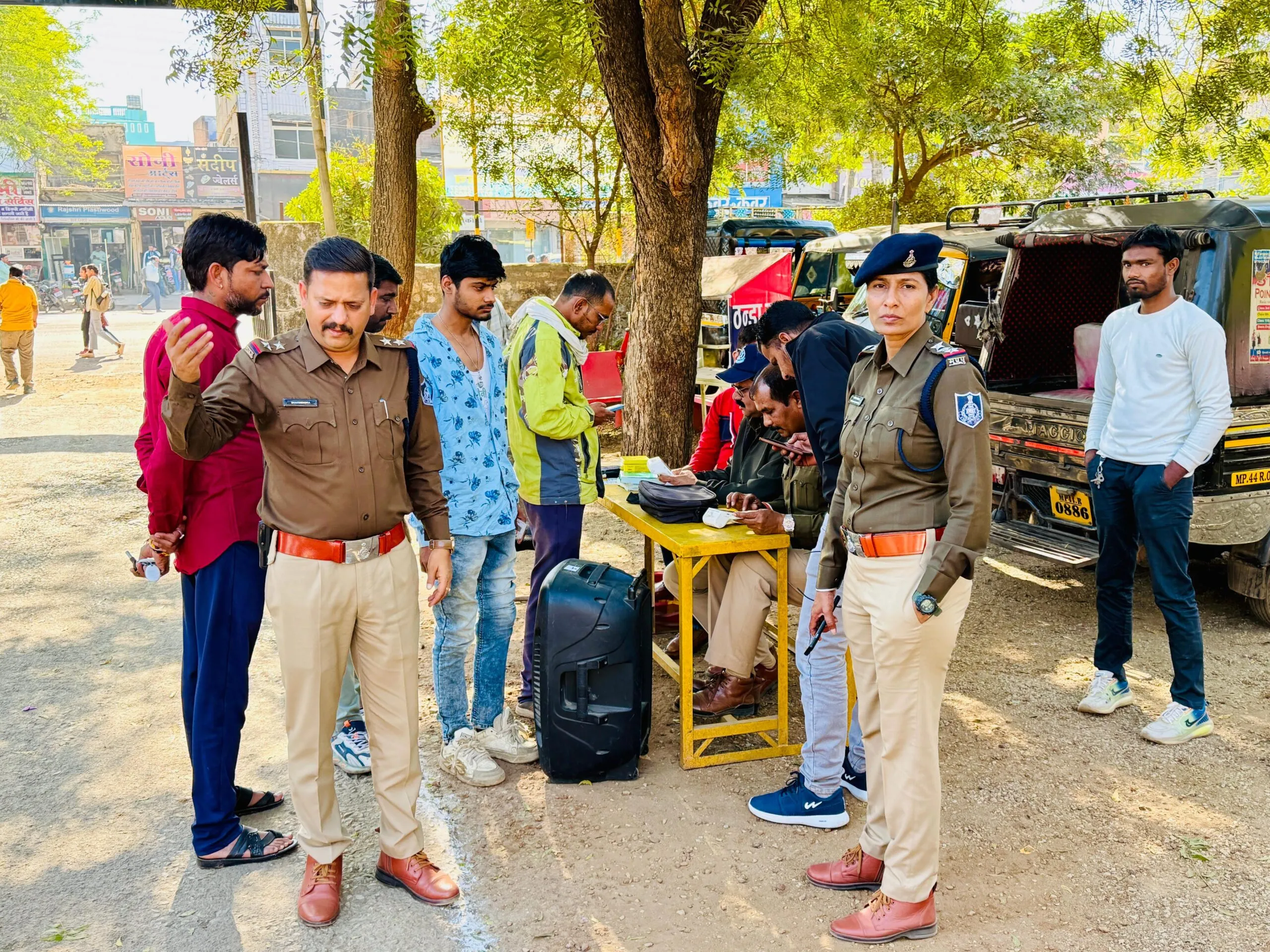 ऑटो चालको में मचा हडकंप,यातायात पुलिस ने बनाए ऑटो चालको के चालान,बिना कागज वाले ऑटो भी किये जप्त