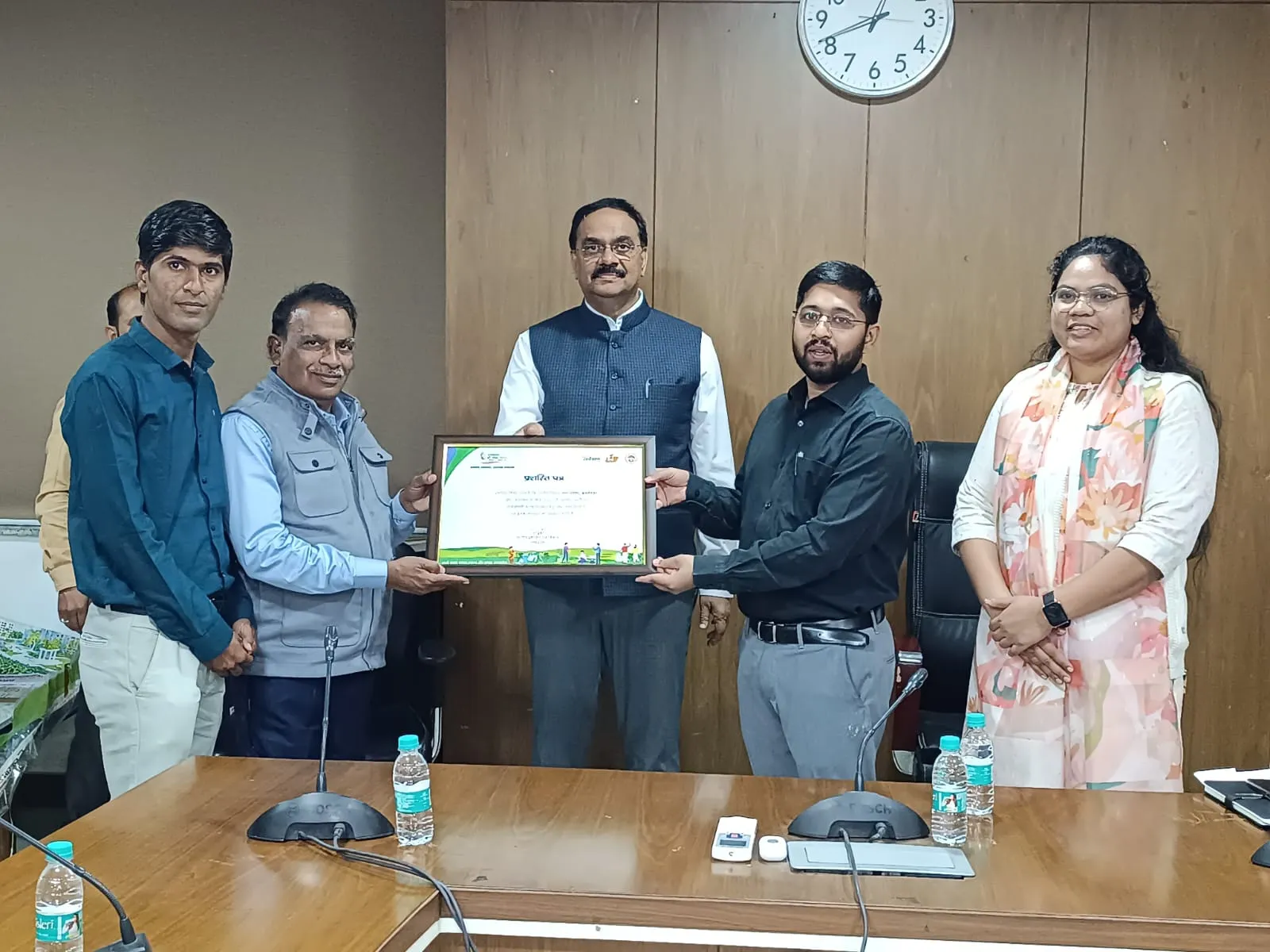 कुकडेश्वर नगर परिषद को मिला स्वच्छता ही सेवा 2024 पुरूस्कार,भोपाल में मिशन संचालक व उप मिशन संचालक ने किया सीएमओ को पुरूस्कृत