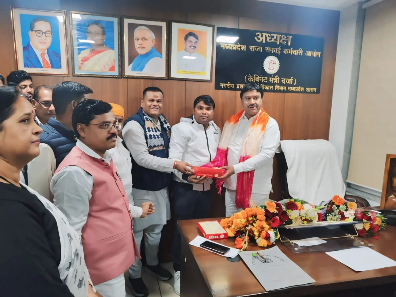 सफाई मित्रों की समस्याओं को लेकर आयोग अध्यक्ष श्री प्रताप करोसिया से कि जिलाध्यक्ष रोहित नरवाले ने चर्चा