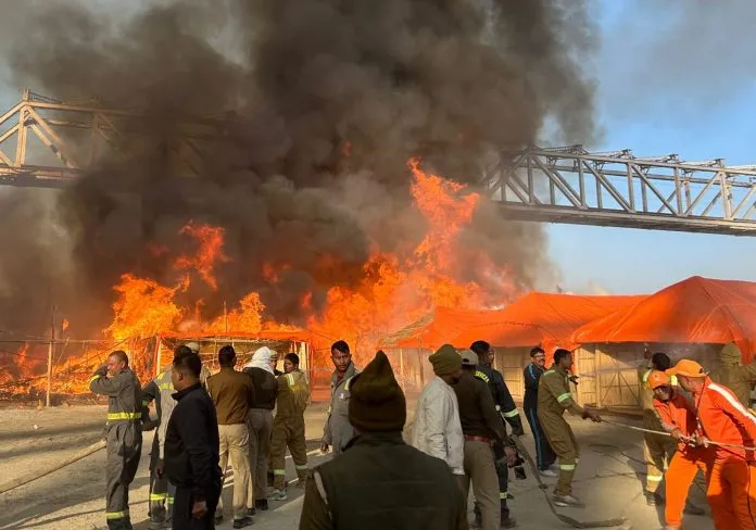 प्रयागराज* *महाकुंभ में आग का मामला* अग्निशमन विभाग द्वारा त्वरित कार्रवाई करते हुए आग पर काबू पाया गया *स्थिति नियंत्रण में है,अफवाहों पर ध्यान न दें* प्रयागराज* *महाकुंभ में आग का मामला* अग्निशमन विभाग द्वारा त्वरित कार्रवाई करते हुए आग पर काबू पाया गया *स्थिति नियंत्रण में है,अफवाहों पर ध्यान न दें*