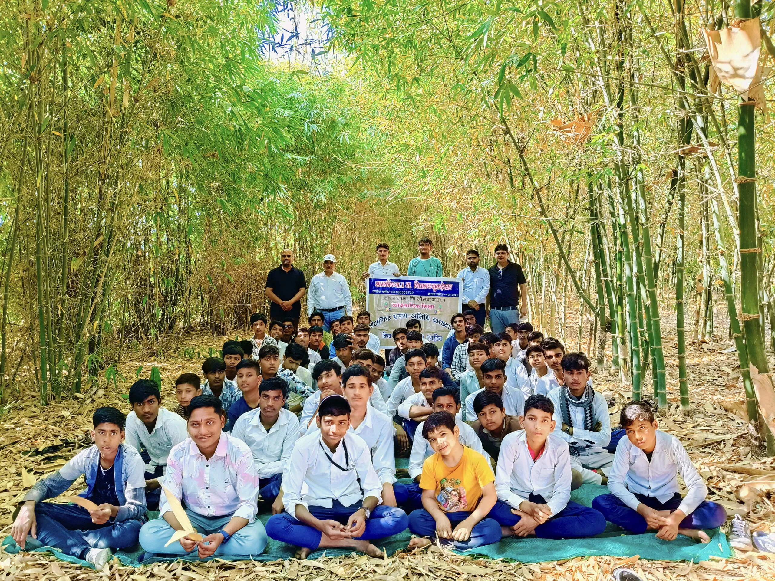 भ्रमण के दौरान बच्चों ने जानी बांस की उपयोगिता बैंबू फार्म का किया भ्रमण।