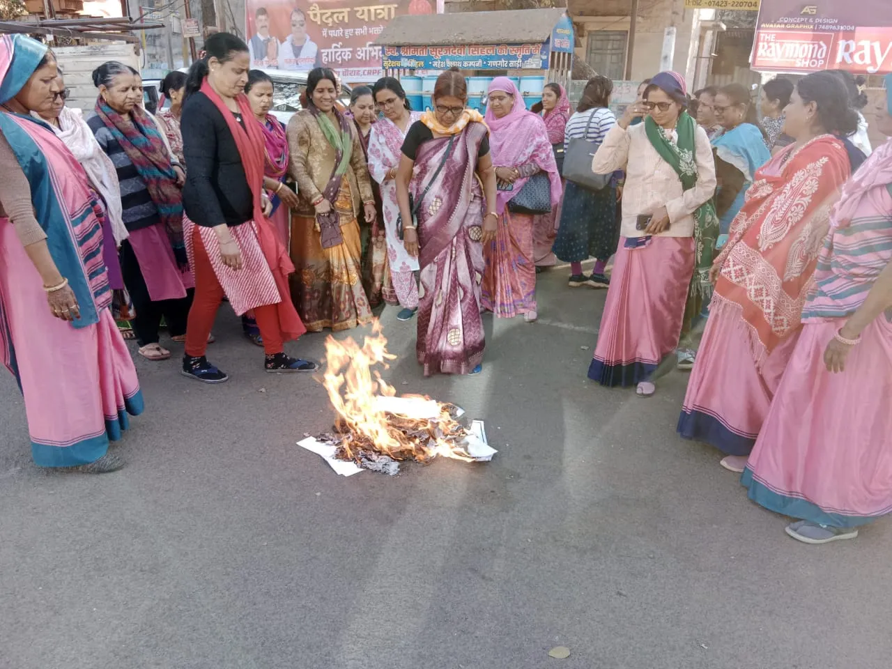 केंद्रीय बजट की प्रति जलाकर आंगनबाड़ी कर्मीयो ने किया प्रदर्शन 