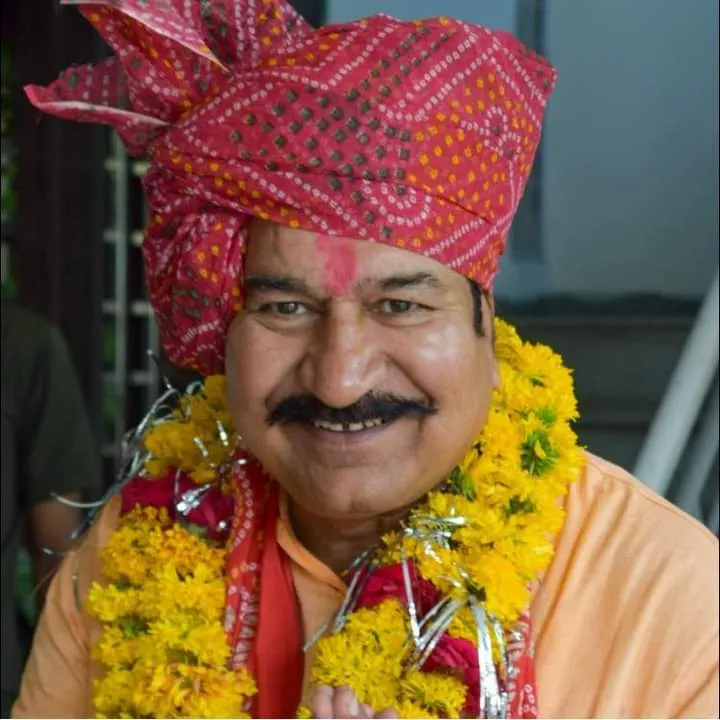  दिल्ली में भाजपा की जीत पर विधायक परिहार ने दी बधाई, आतिशबाजी कर बांटी मिठाई, परिहार ने कहा आप-दा गई