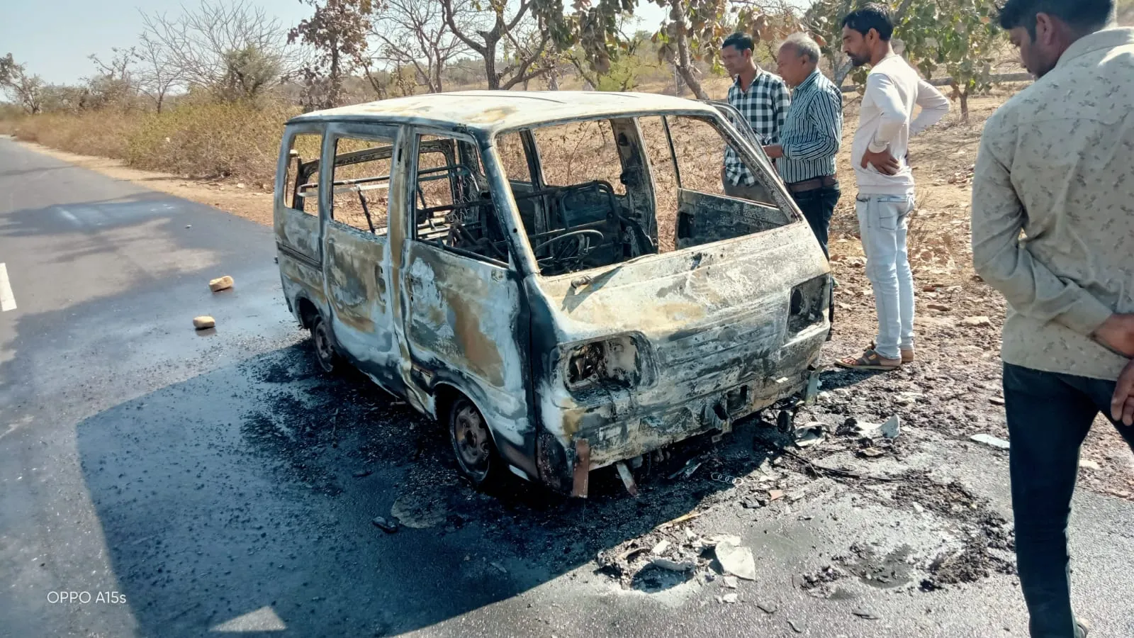 सड़क पर चलते हुए मारुति वैन में लगी शॉर्ट सर्किट के चलते आग़ मारुति वैन हुई जलकर खाक बड़ा हादसा होने से टला