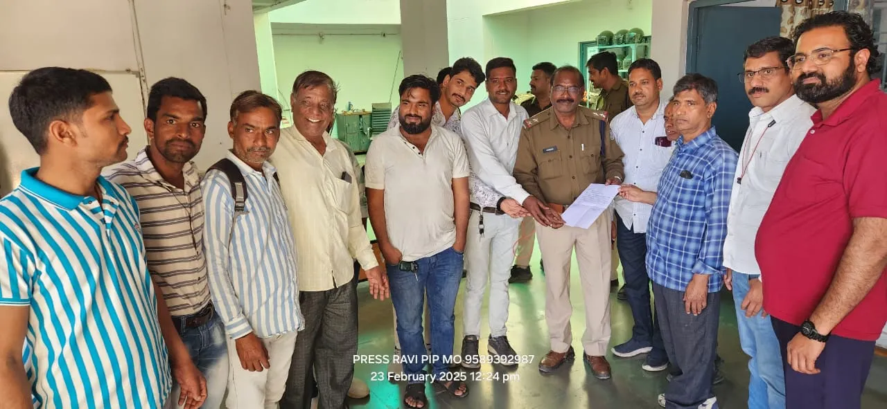 दुकान संचालक ने पत्रकार को मोबाइल पर दी धमकी*_ _*बोला उठवा दूंगा पता भी नहीं चलेगा*_ _*पत्रकारो ने कार्यवाही को लेकर थाना प्रभारी के नाम दिया ज्ञापन*_ _*थाना प्रभारी बोले बांड भरवाकर कार्यवाही की जाएगी*_