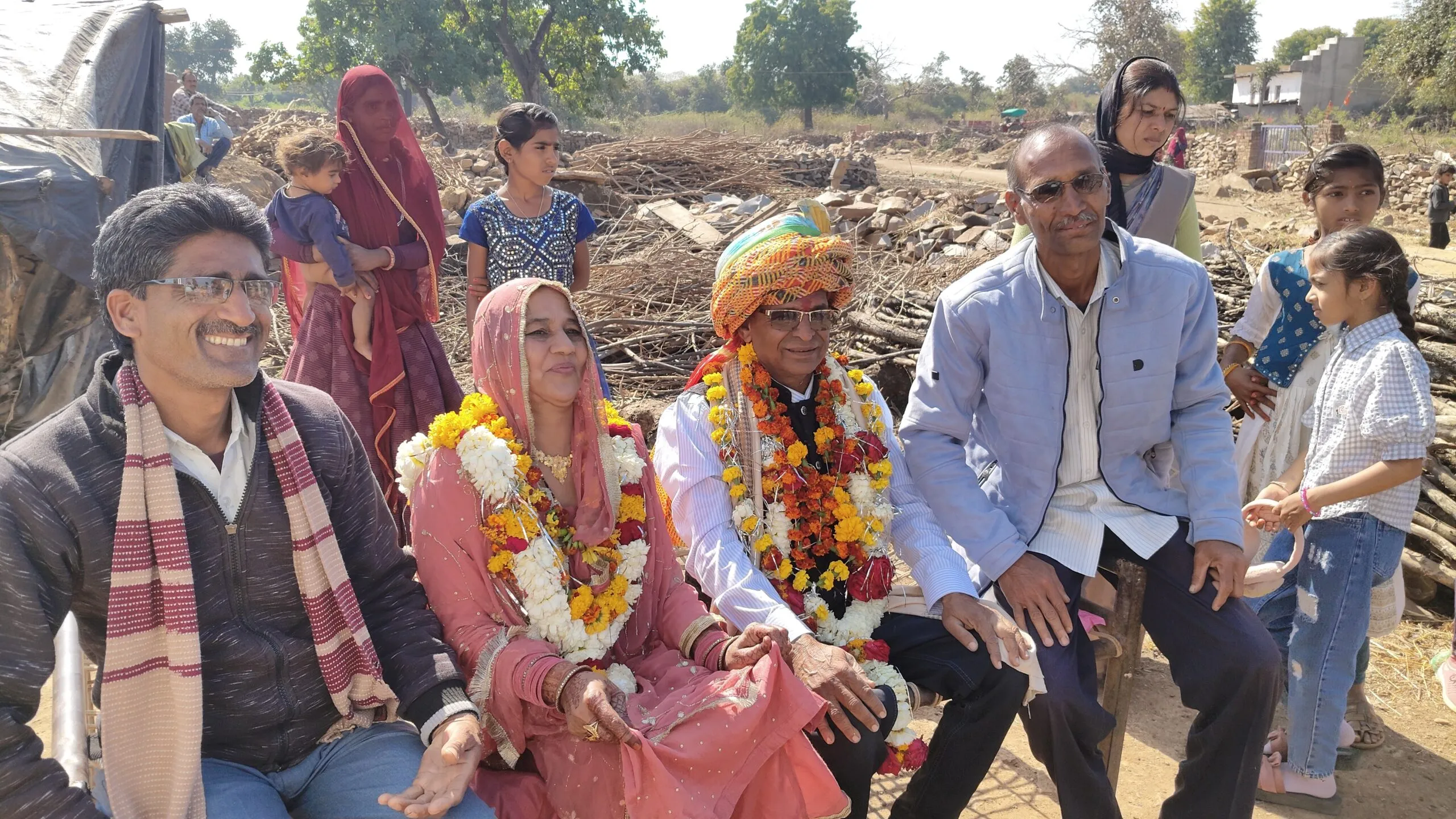 शिक्षक रफीक उद्दीन हाडा की सेवा निवृत्ति पर ग्रामीणों की हुई आंखें नम गांव में जुलूस निकालकर शाल श्रीफल के साथ किया सम्मान विदाई जुलूस में उमडा ग्रामीणों का हुजूम